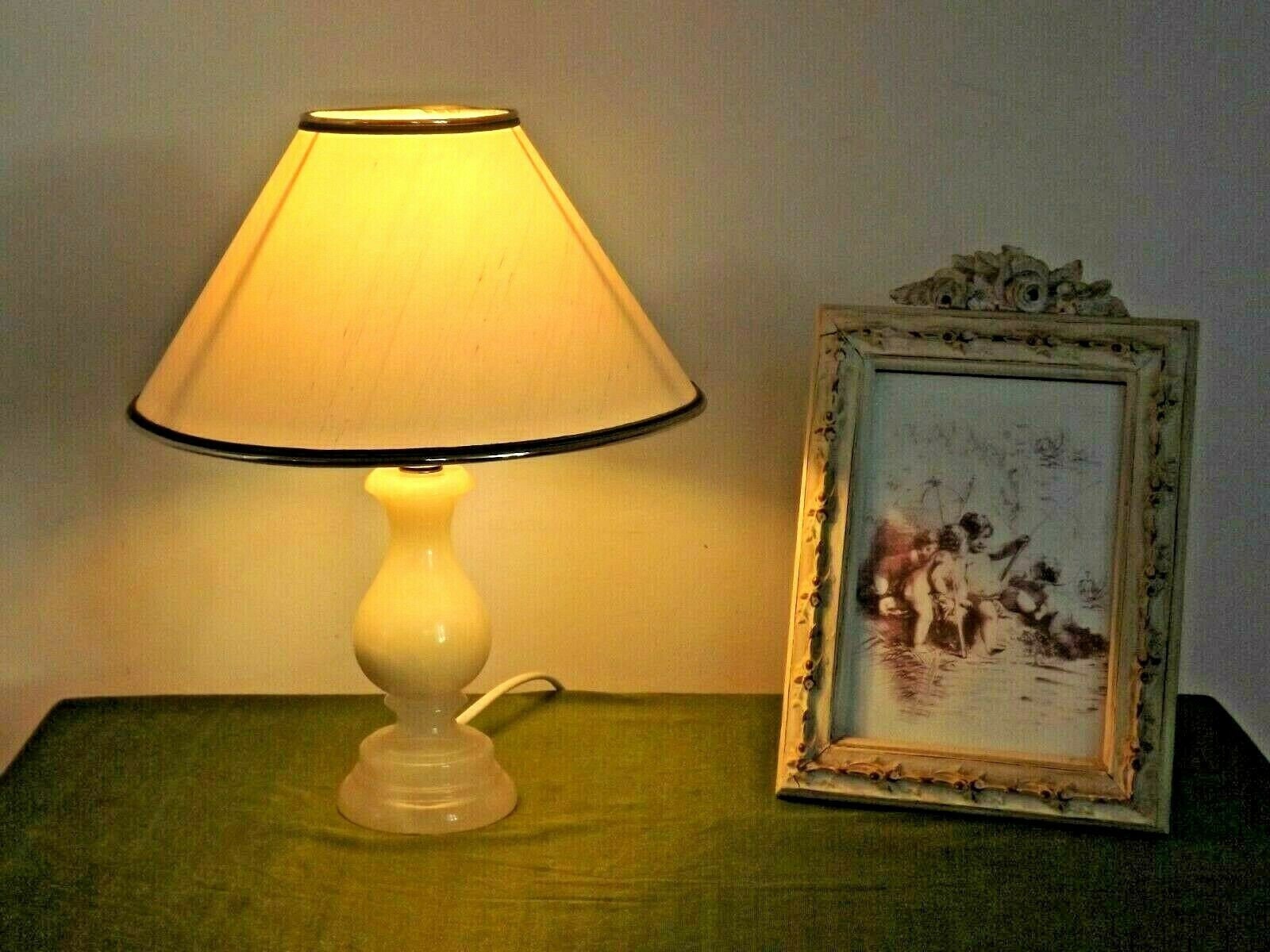 Délicieuse Lampe Vintage en Marbre Crème avec Abat-Jour Vert et Or - Éclairage Français Vintage. Lam