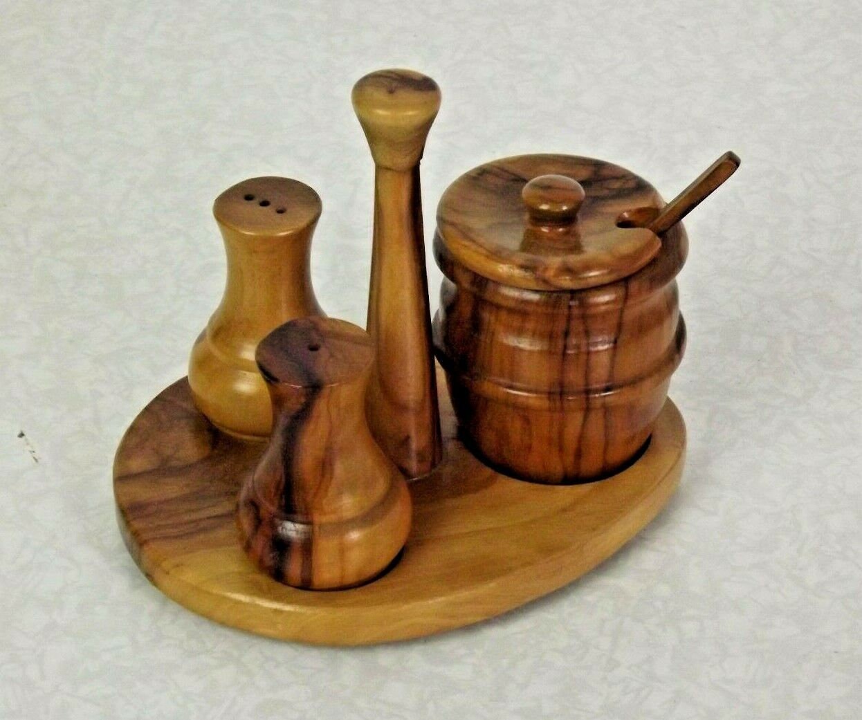 Délicieux Français Vintage en Bois 4 Pièces Ensemble sur Plateau avec Poignée - Vintage. Sel Poivre 