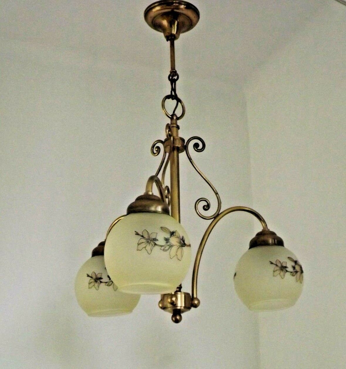 Belle Français Vintage 3 Light Chandelier Peint à La Main Floral Glass Shade - Lighting. Lustre Du M