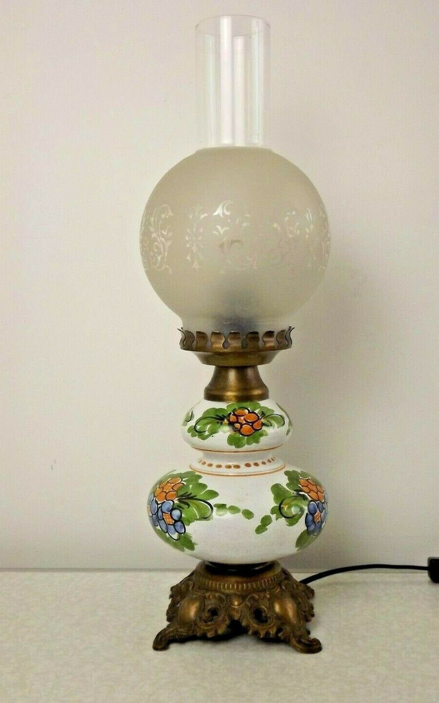 Vintage Français Country Lantern Style Table Lampe Floral Base & Etched Funnel - Vintage Éclairage. 