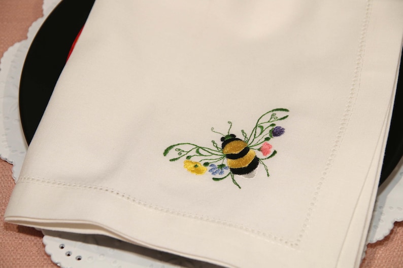 MooseCoImpressions Botanical Bee Dinner Napkins