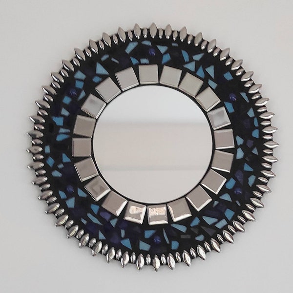 Miroir 30 cm en mosaïque de différentes formes, tailles et couleurs bleues et argent.