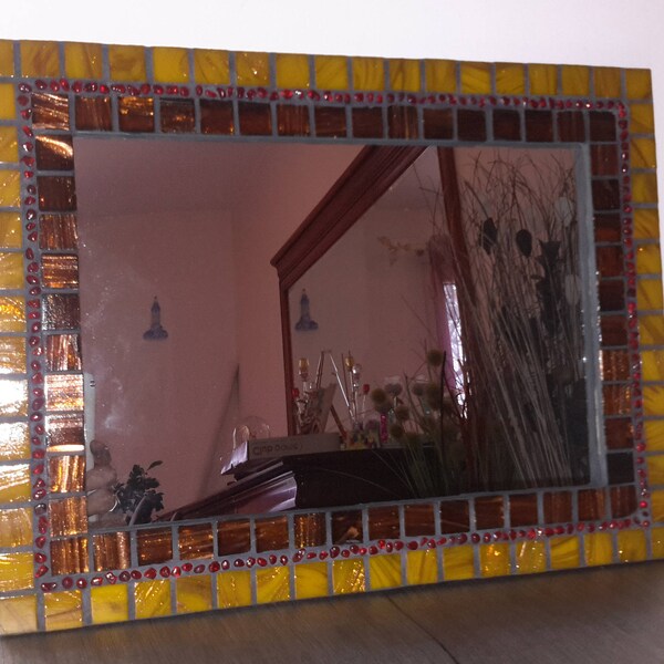 Miroir mosaïque jaune, rouge et bordeaux ~ miroir ~ miroir bois ~ miroir rectangulaire ~ pendaison de crémaillères ~ cadeaux femme homme