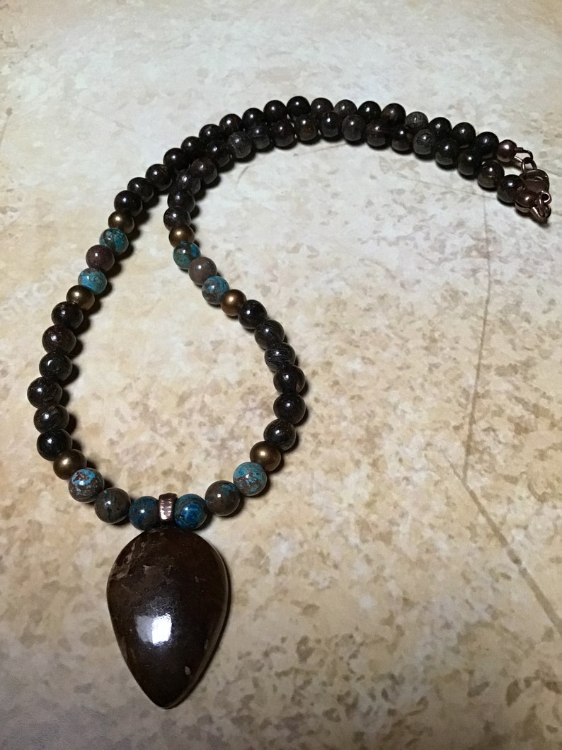 Tour de cou pendentif Bronzite Agates Fleurs laiton. BRONZITE unisex choker pendant smooth stone pierres Bronzite brass Flower Agates