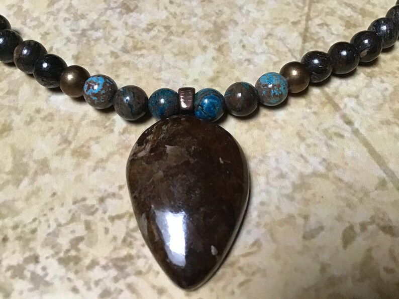 Tour de cou pendentif Bronzite Agates Fleurs laiton. BRONZITE unisex choker pendant smooth stone pierres Bronzite brass Flower Agates