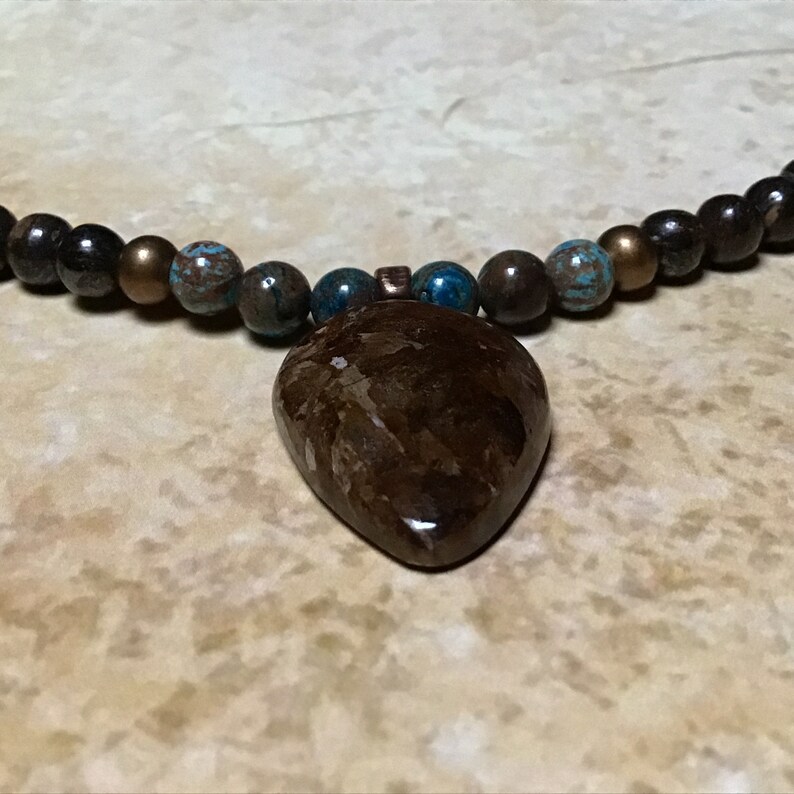 Tour de cou pendentif Bronzite Agates Fleurs laiton. BRONZITE unisex choker pendant smooth stone pierres Bronzite brass Flower Agates
