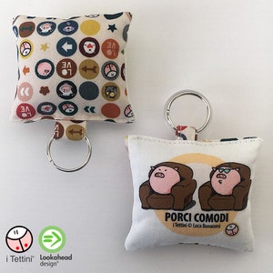COMFORTABLE PORCI Keychain, i Tettini® | Personalized illustrated cotton keychain