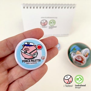 Magnet or Pin with PORCAPALETTA illustration, i Tettini® • Fridge magnet, Pin •
