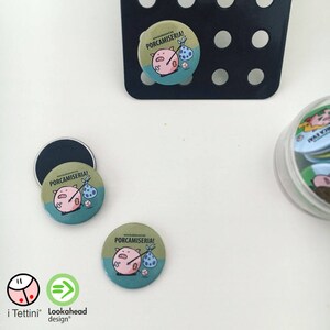 Magnet oder Pin mit Illustration von PORCAMISERIA, i Tettini® • Kühlschrankmagnet, Pin •