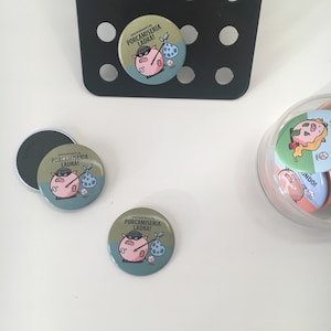 Magnet oder Pin mit Illustration von PORCAMISERIA LADRA, i Tettini® • Kühlschrankmagnet, Pin •