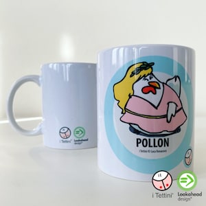 Può includere: Tazza in ceramica bianca con un'illustrazione blu e bianca di una gallina cartoon che indossa un vestito rosa e una corona di alloro. Il testo "POLLON i Tetini © Luca Bonaccorsi" è stampato sulla tazza.