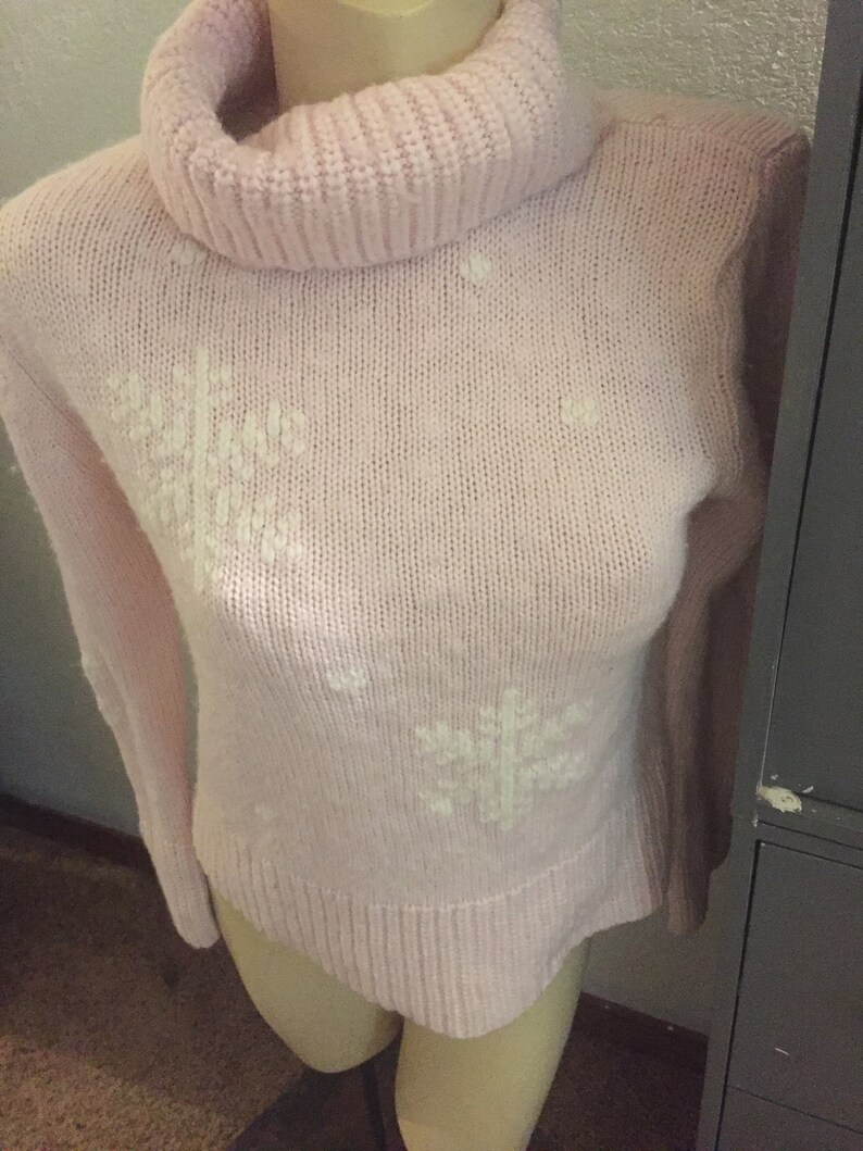 turtleneck snowflakes wool acrylic Apart Impressions Medium light pink Christmas sweater preppy