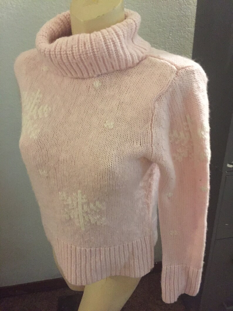 turtleneck snowflakes wool acrylic Apart Impressions Medium light pink Christmas sweater preppy