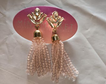 Vintage gouden, elegante oorbellen met roze kraaltjes en accenten van transparante steentjes.