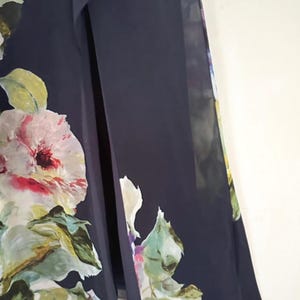Exquisito vestido largo maxi azul marino con estampado floral de Adrianna Papell para la madre de la novia/el novio, talla 8 imagen 7