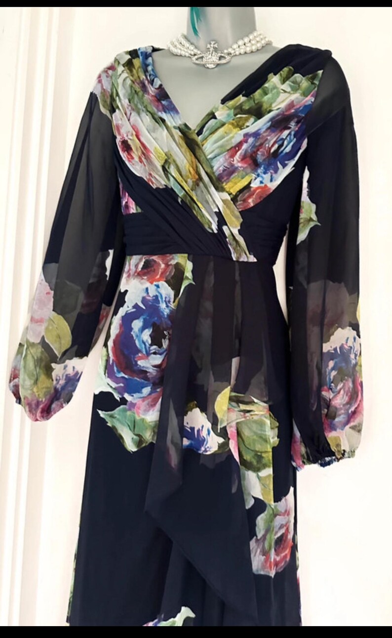 Exquisito vestido largo maxi azul marino con estampado floral de Adrianna Papell para la madre de la novia/el novio, talla 8 imagen 12