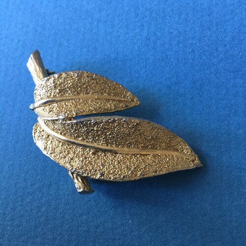 Hollywood gold tone shops brooch c1960