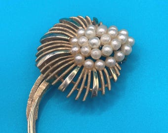 Pretty Vintage Crown Trifari Faux Pearl Textured Floral Leaf