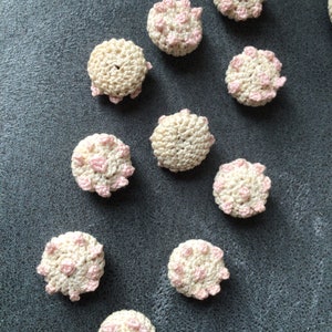 Set of 10 buttons made of unbleached linen crochet at the point of Ireland with a little very pale pink measuring 1.5cm wide