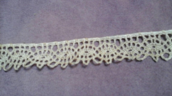 Petite dentelle  de finition  faite main du Puy en Velay couleur beige rosé