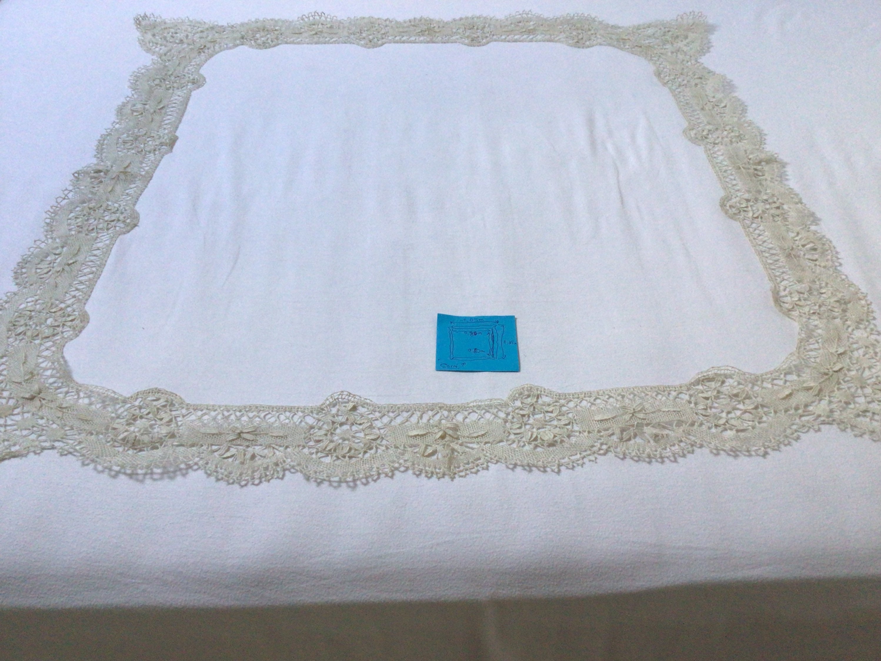 Napperon Carré En Lin Brodé Main - Dentelle Renaissance - Écru 35 Cm - Les Collections De Crinolines