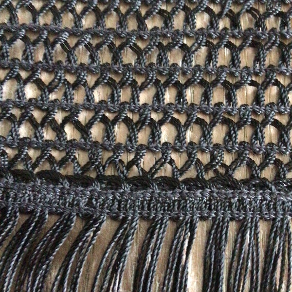 1,10 m de franges en coton mercerie noir mesurant 50 cm d’hauteur  total dont 8cm de macramé