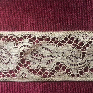 lot of 5 m of cotton lace, very fine, yellow color measuring 4cm wide