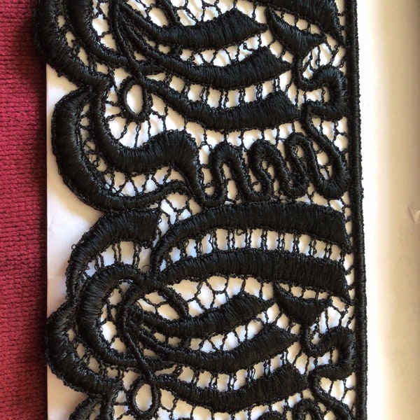 Lot de 2m de jolie dentelle en passementerie brodé de soie noir mesurant 9cm de large