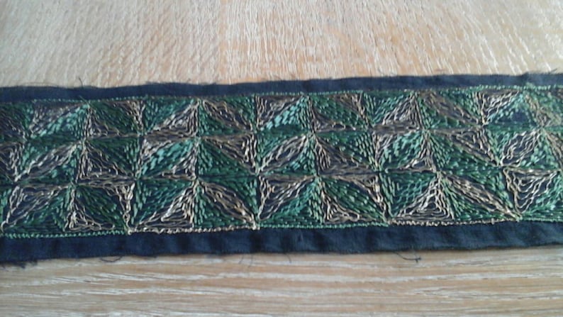 7cm flat galon of wide art deco by its geometric designs an 8 cm black canvas embroidered with green silk and gold metal wire