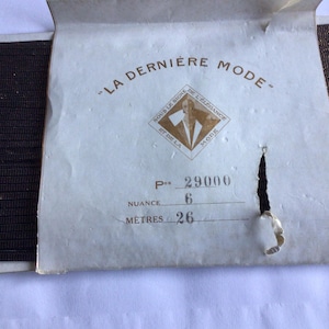 plaque ancienne de galon lacet de 26m en coton marron avec fil métal or très bon état ce lacet mesure 0,3cm d’hauteur