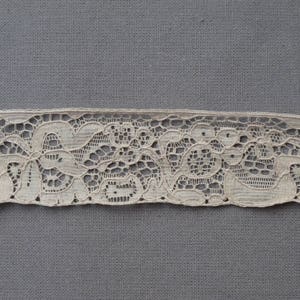 Very light old beige calais lace measuring 2.2cm wide and sold by the meter image 4