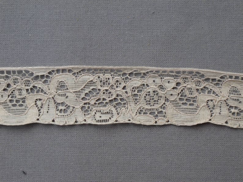 Very light old beige calais lace measuring 2.2cm wide and sold by the meter image 4