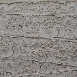 Very light old beige calais lace measuring 2.2cm wide and sold by the meter image 1