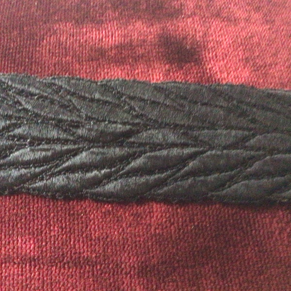Galon de passementerie en coton mercerisé noir mesurant 5cm de large vendu au mètre.