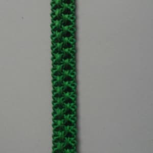 Galon de coton mesurant 1,3cm  de large  et vendu au mètre  sa couleur  est vert  gazon