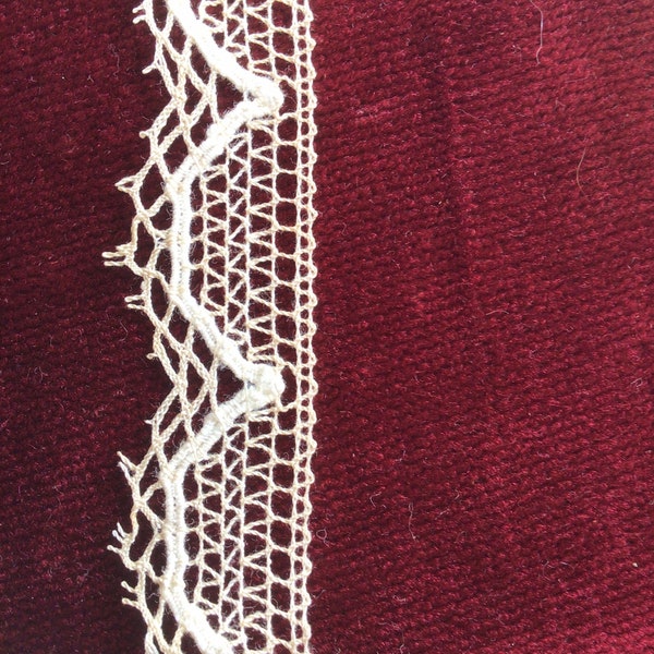 Set of 7.80m of unbleached cotton lace with a white ganse and measuring 2.4cm wide.lace in its juice never washed