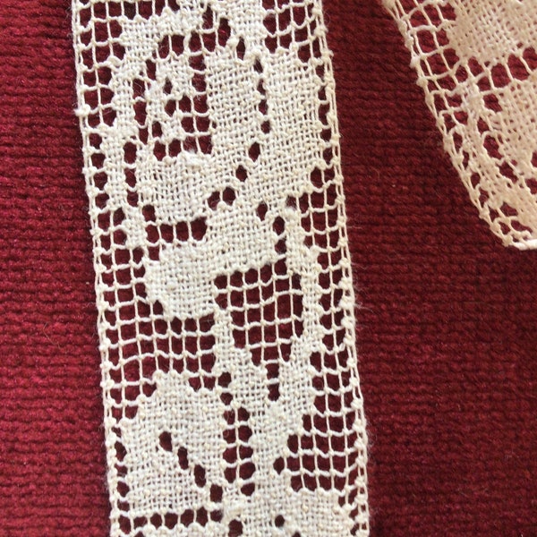 between two lace in mesh embroidered by hand in white cotton measuring 3cm wide and sold by the meter