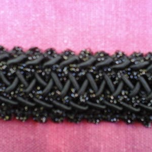 Galon de belle façon de passementerie noire mesurant 2,5cm de large et vendu au mètre image 3