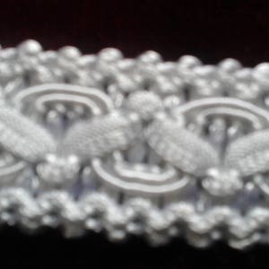 Très joli galon blanc de passementerie. image 3