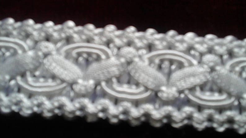 Très joli galon blanc de passementerie. image 3