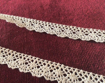 Handmade cotton lace from Puy en Velay in ecru color measuring 1.5cm wide and sold by the meter