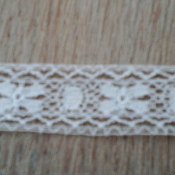 Lot de fine dentelle du Puy en coton de couleur blanc écru  et mesurant  1,5cm de large