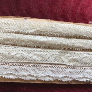 lot de 5,80m de 4fines dentelles de Calais en coton blanc et écru dans leur jus mesurant 1cm à 1,5cm de large.