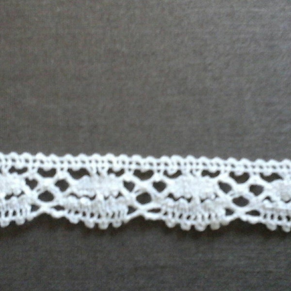 Dentelle  du Puy en Velay faite main  en coton blanc mesurant 1,5cm de large vendue au mètre