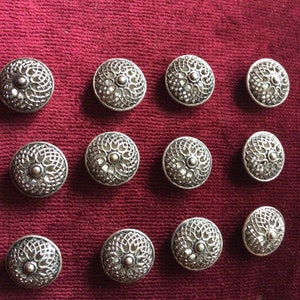 Set of 12 old silver-colored filigree metal buttons measuring 2cm wide