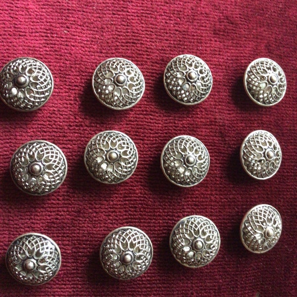 Lot de 12 boutons anciens en métal filigrane couleur argent mesurant 2cm de large