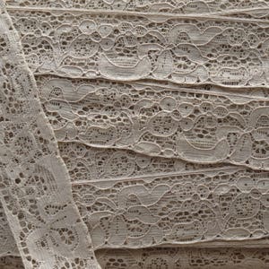 Very light old beige calais lace measuring 2.2cm wide and sold by the meter image 3