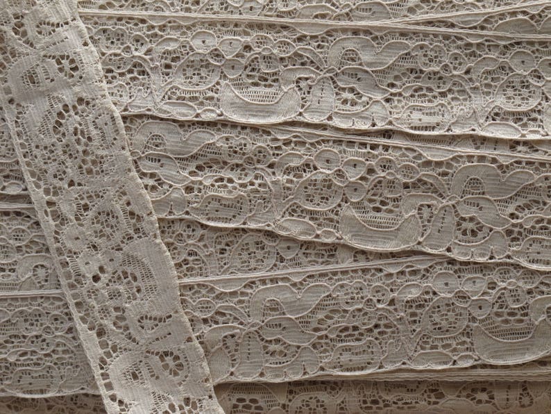 Very light old beige calais lace measuring 2.2cm wide and sold by the meter image 3