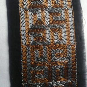 Vintage Art-Deco-Streifen bestickt mit geometrischen Designs mit kupfernen orange Seidenfäden und 6cm breit Silber Stickerei