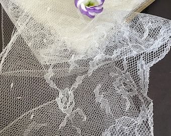 Tulle rebrode de soie mesurant 26cm de large de couleur blanc  cassé  vendu au mètres